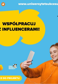 Uśmiechnięta kobieta ze smartfonem i słuchawkami na uszach. Na górze napis: Współpracuj z influencerami! Na dole napis: Dołącz do projektu.