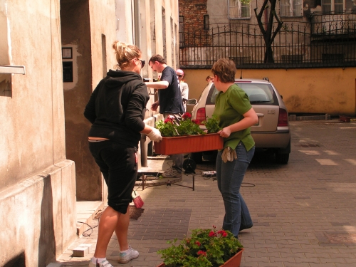 Prace na podwórku przy ul. Staszica 10, fot. L. Podbrez