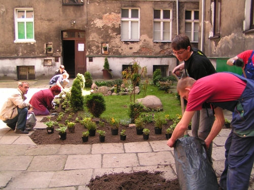 Prace na podwórku przy ul. Staszica 8, fot. L. Podbrez