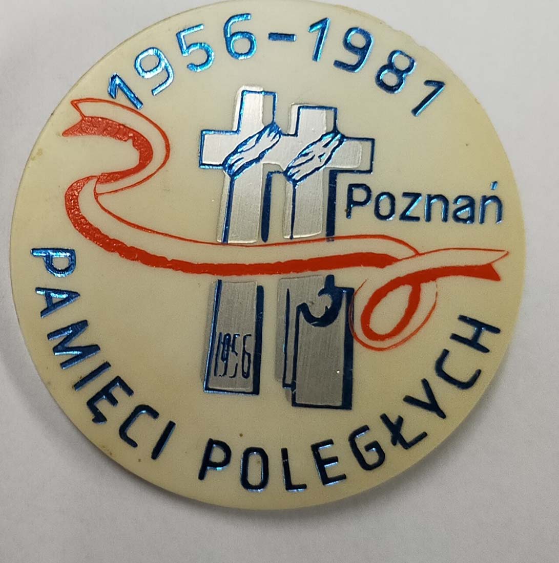 Przypinka/plakieta. Na niej dwa krzyże - symbol Czerwca'56.