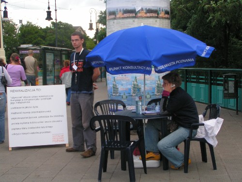 Punkt konsultacyjny na Moście Teatralnym