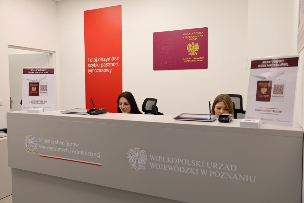 Punkt szybkiego paszportu tymczasowego na Ławicy już otwarty fot. Urząd Wojewódzki w Poznaniu Punkt szybkiego paszportu tymczasowego na lotnisku Ławica