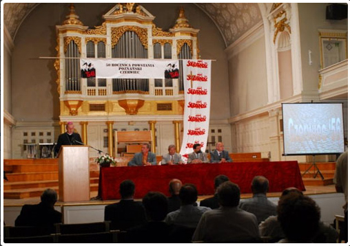 Aula Uniwersytecka, przemawia biskup.