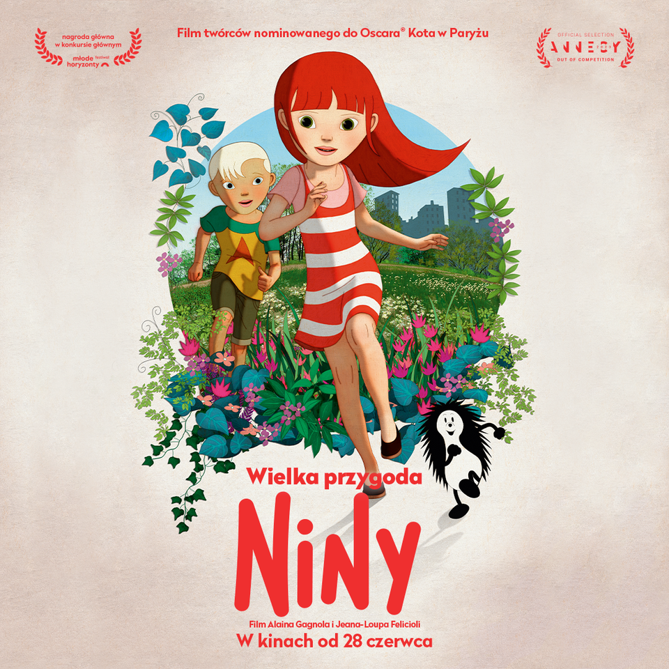 Rysunkowy plakat przedstawia Ninę, rudowłosą dziewczynkę, biegnącą po trawie, w otoczeniu kolorowych kwiatów. Obok niej biegnie jej koleha, Mehdim, ubrano w zielono-żółtą koszulkę i ciemnozielone spodnie.