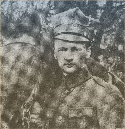 Archiwalne zdjęcie portretowe Witolda Hulewicza, stojącego w mundurze przed koniem.