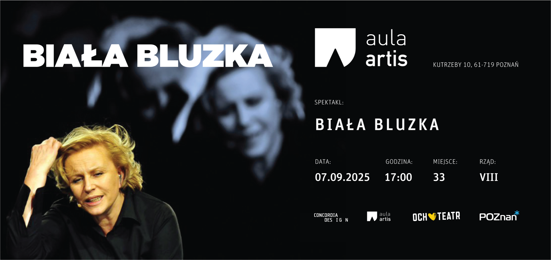 "Biała bluzka" - spektakl dla seniorów, fot. poznan.pl Zdjęcie przedstawia aktorkę Krystynę Jandę podczas gry w sztuce teatralnej oraz informacje na temat bezpłatnego wydarzenia teatralnego dla seniorów