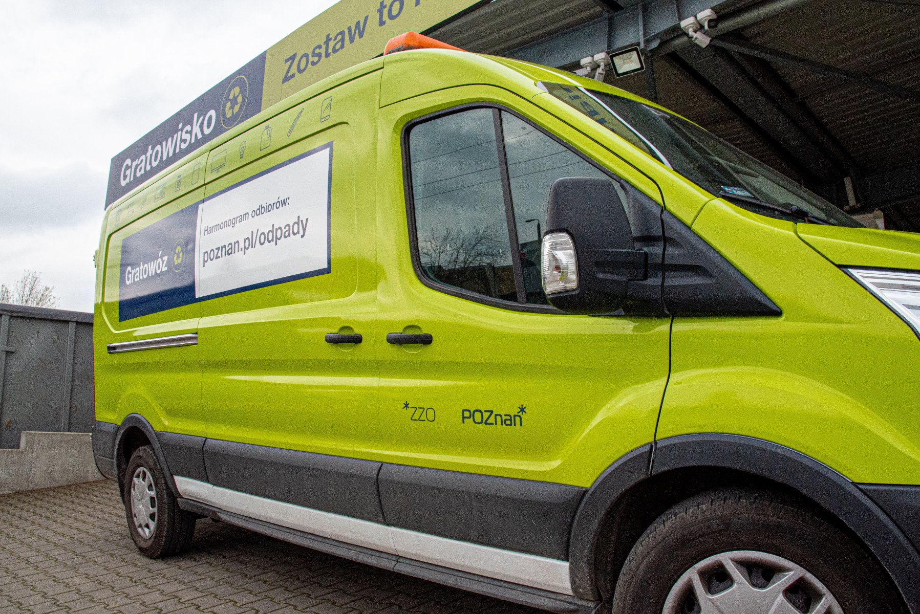 Gratowóz już w najbliższą sobotę ponownie ruszy w trasę. Zdjęcie przedstawia Gratowóz, specjalnie oznakowany samochód do zbiórki odpadów problematycznych