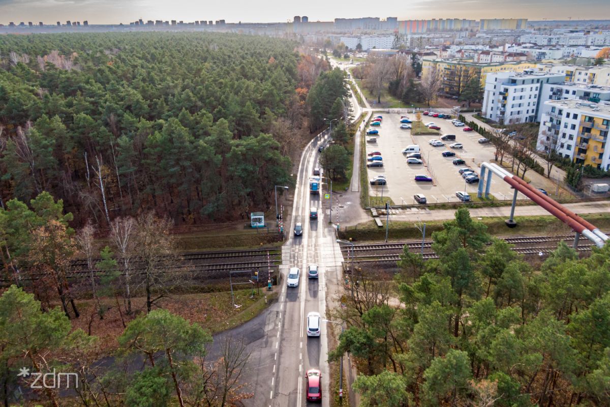 zdjęcie z lotu ptaka ulicy Umultowskiej na wysokości przejazdu kolejowego