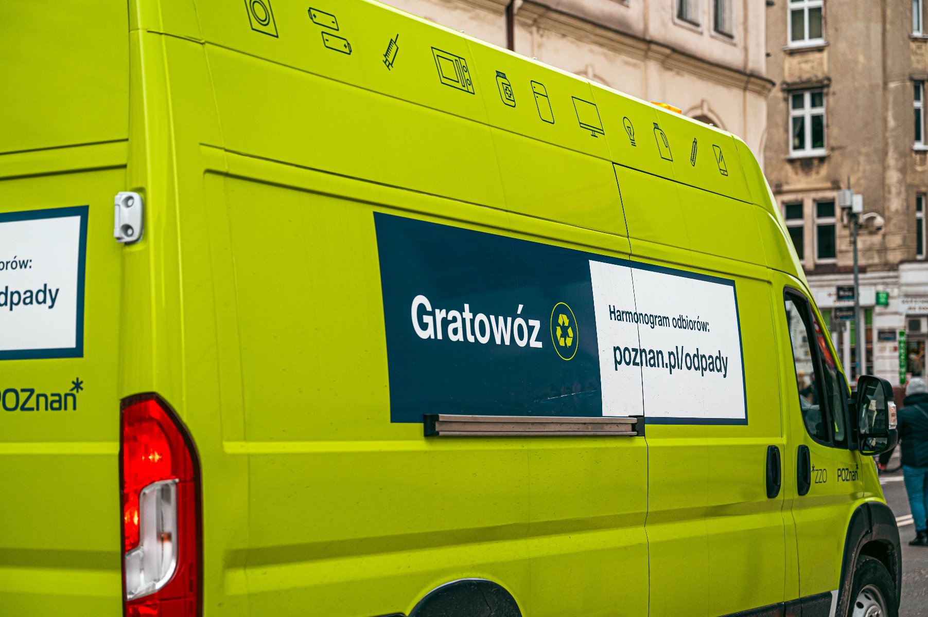 W najbliższą sobotę, 26 kwietnia, poznański Gratowóz po raz kolejny odbierze odzież i tekstylia Zielony bus zaparkowany na miejskiej ulicy. Na jego boku znajduje się napis: "Gratowóz" oraz symbol recyklingu. Poniżej widnieje tekst: "Harmonogram odbiorów: poznan.pl/odpady".