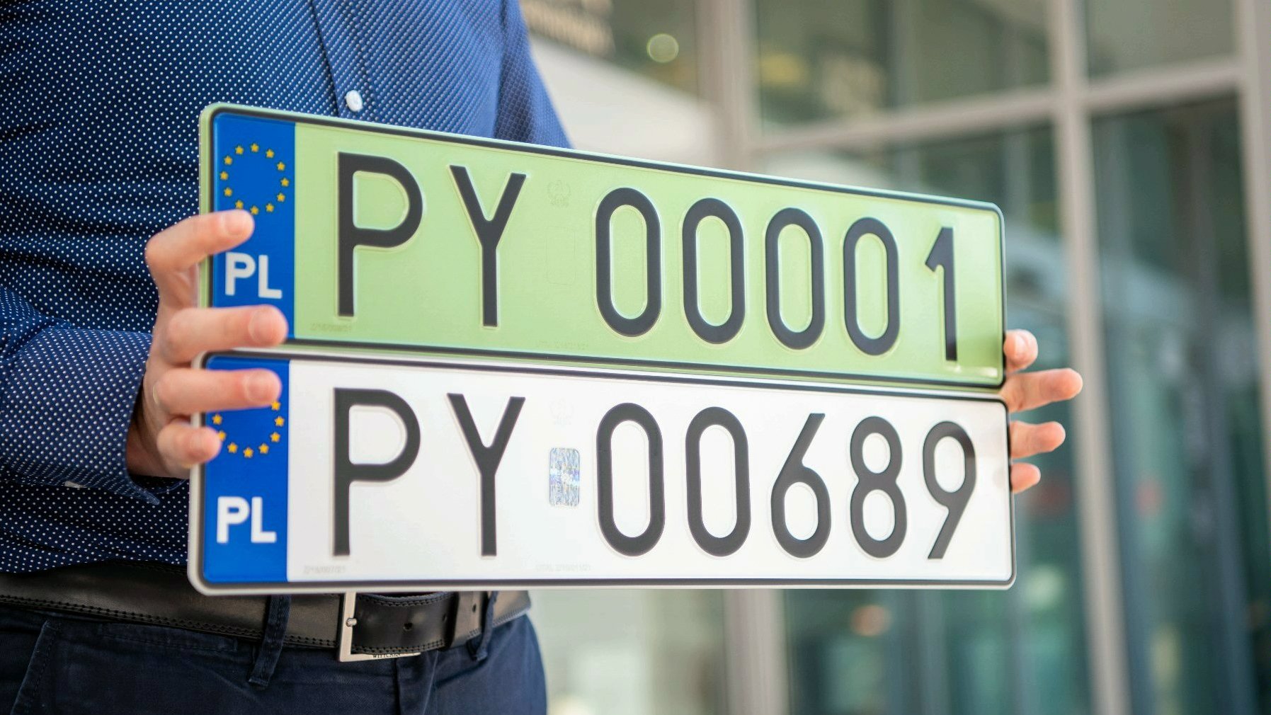 Надання номерного знаку повинно бути пов'язане з одночасною реєстрацією або перереєстрацією транспортного засобу. - grafika artykułu