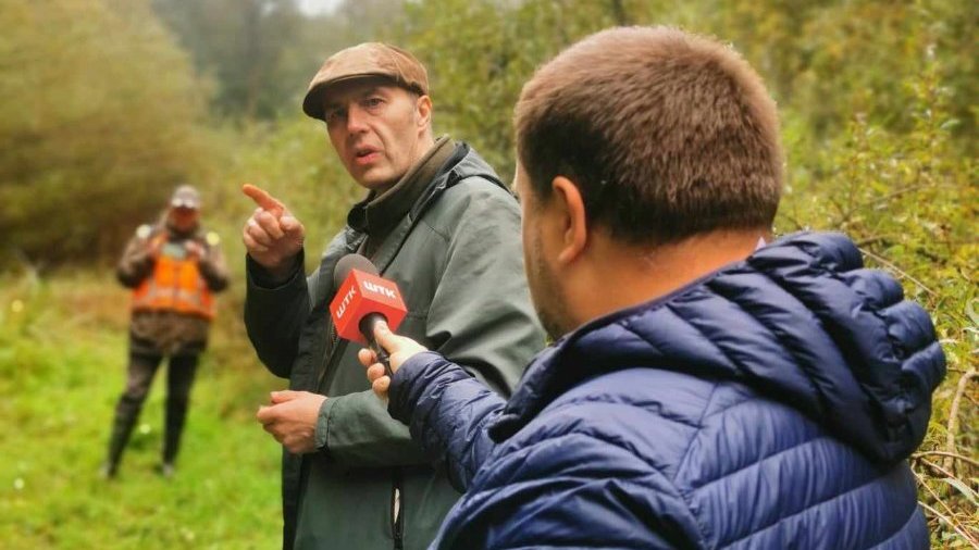 Przewodnik udzielający wywiadu dla telewizji