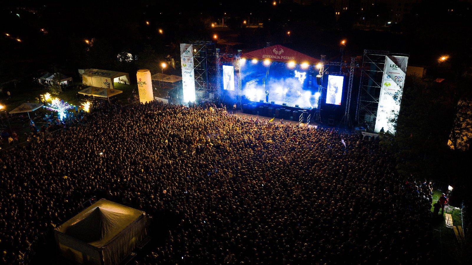 Zdjęcie z drona pokazujace scenę i tłum ludzi zgomadzonych przed nią