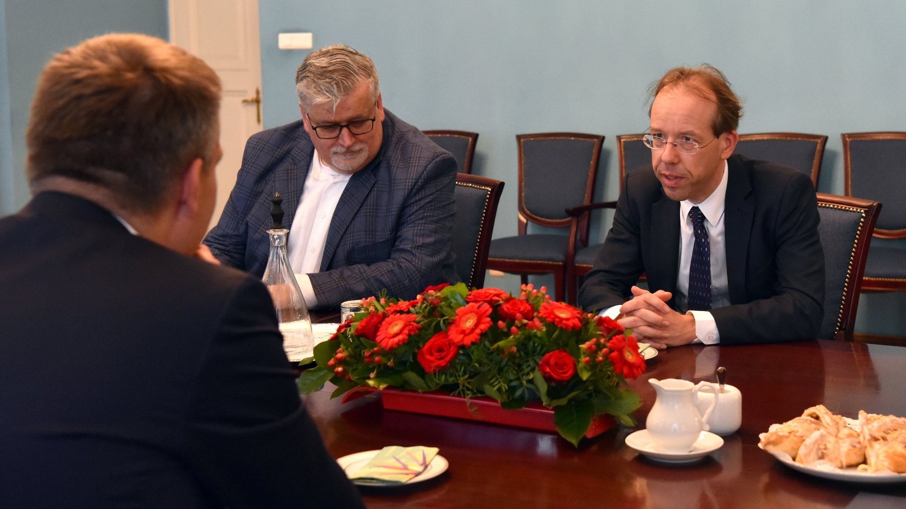 Galeria zdjęć ze spotkania ambasadora Belgii w sali błękitnej urzędu miasta z zastępcą prezydenta Poznania Mariuszem Wiśniewskim