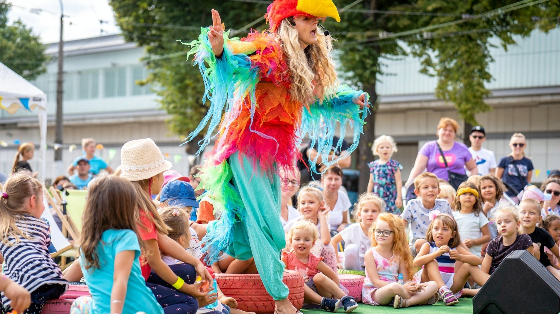 Zdjęcie przedstawia grupę ludzi oglądających spektakl.