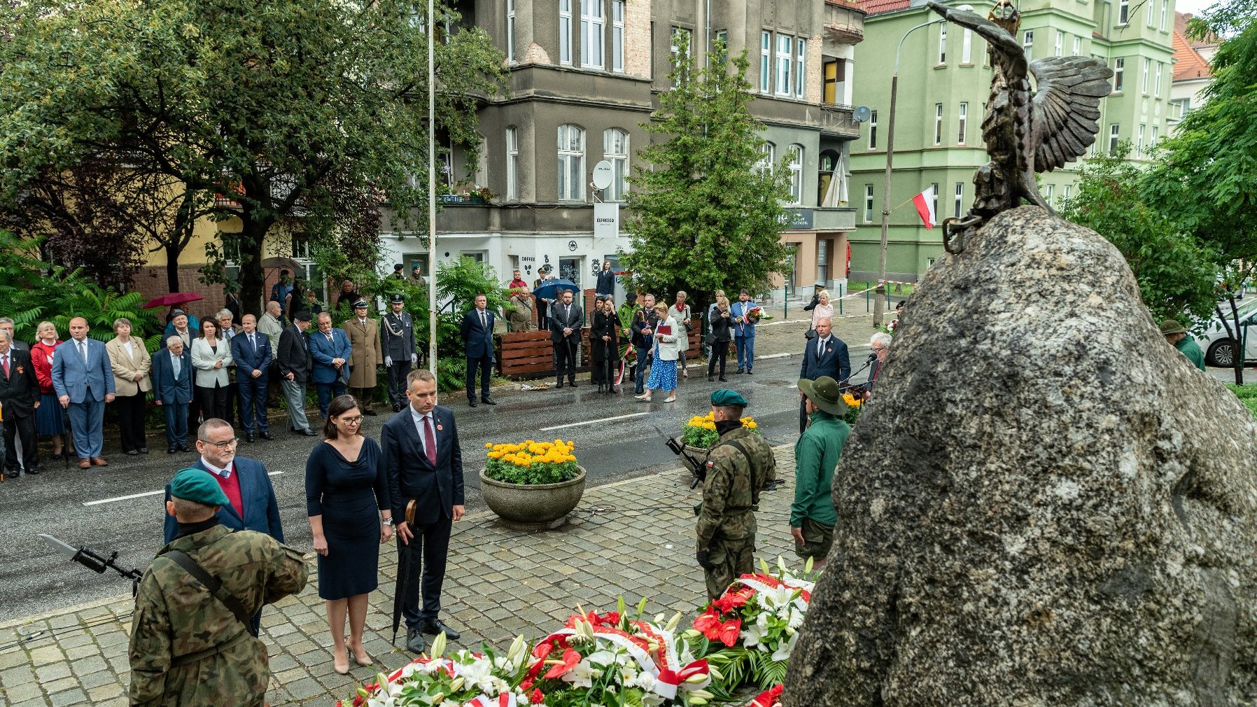 Na zdjęciu przedstawiciele Miasta składający kwiaty pod pomnikiem