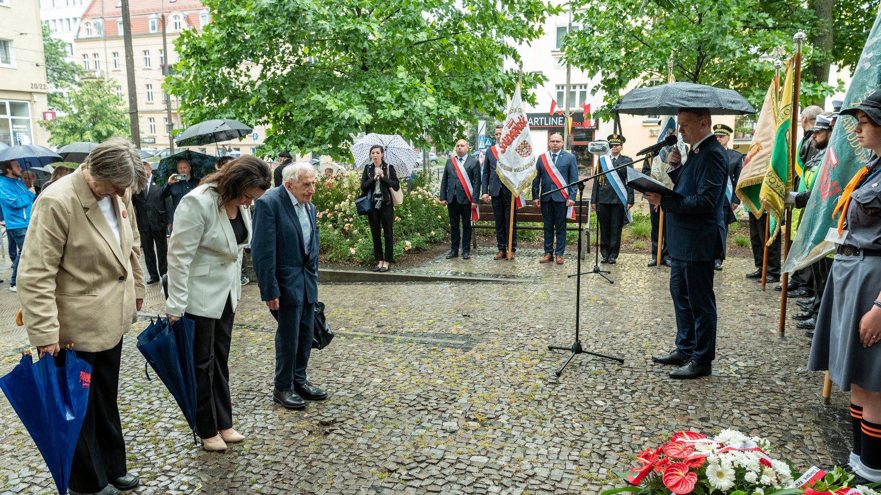 Na zdjęciu przedstawiciele kombatantów tuż po złożeniu wiązanki, w tle poczet sztandarowy