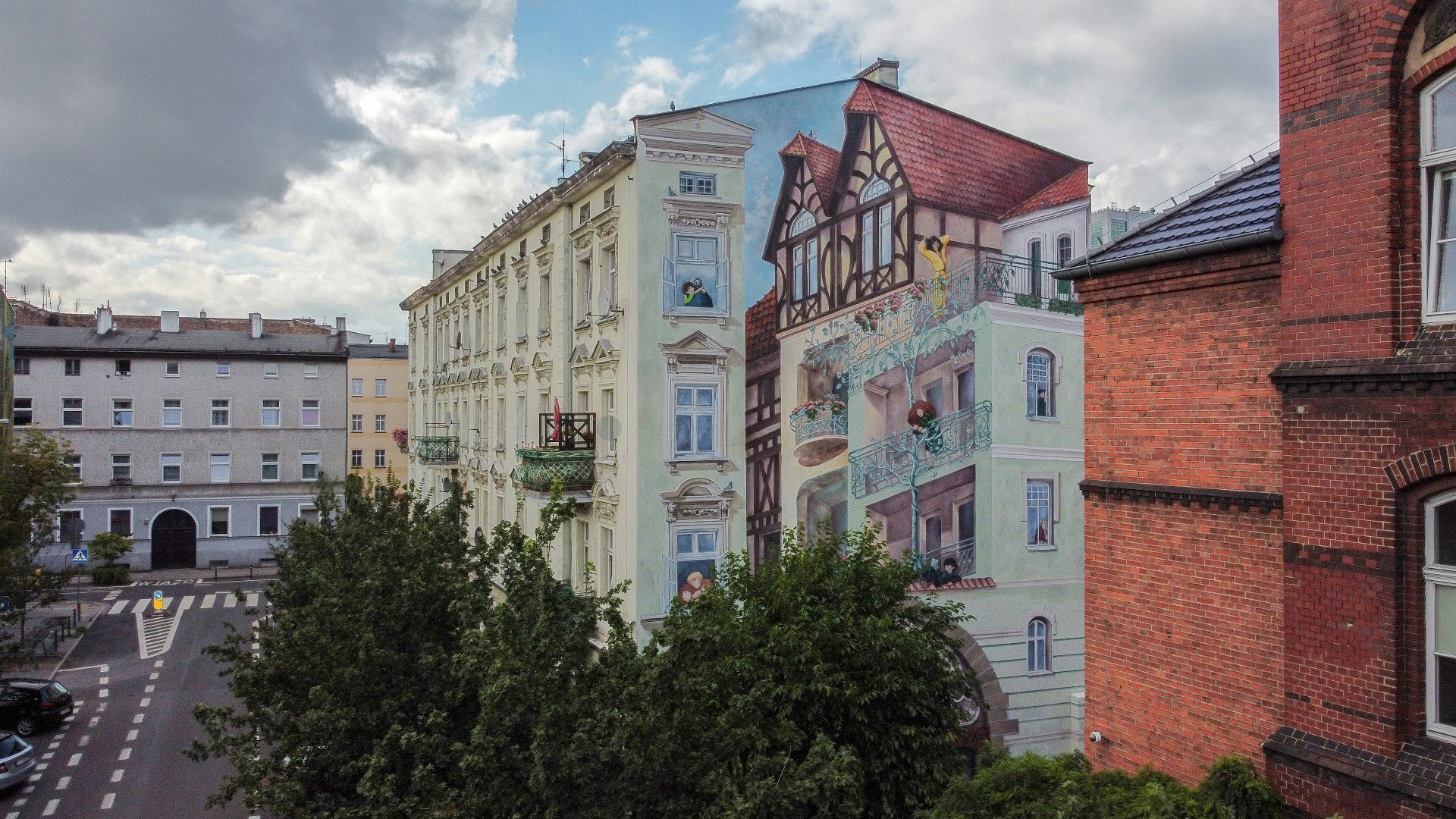 Galeria zdjęć przedstawia mural jeżycjady