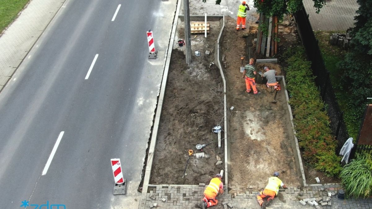 Ulica Czechosłowacka i remontowany chodnik