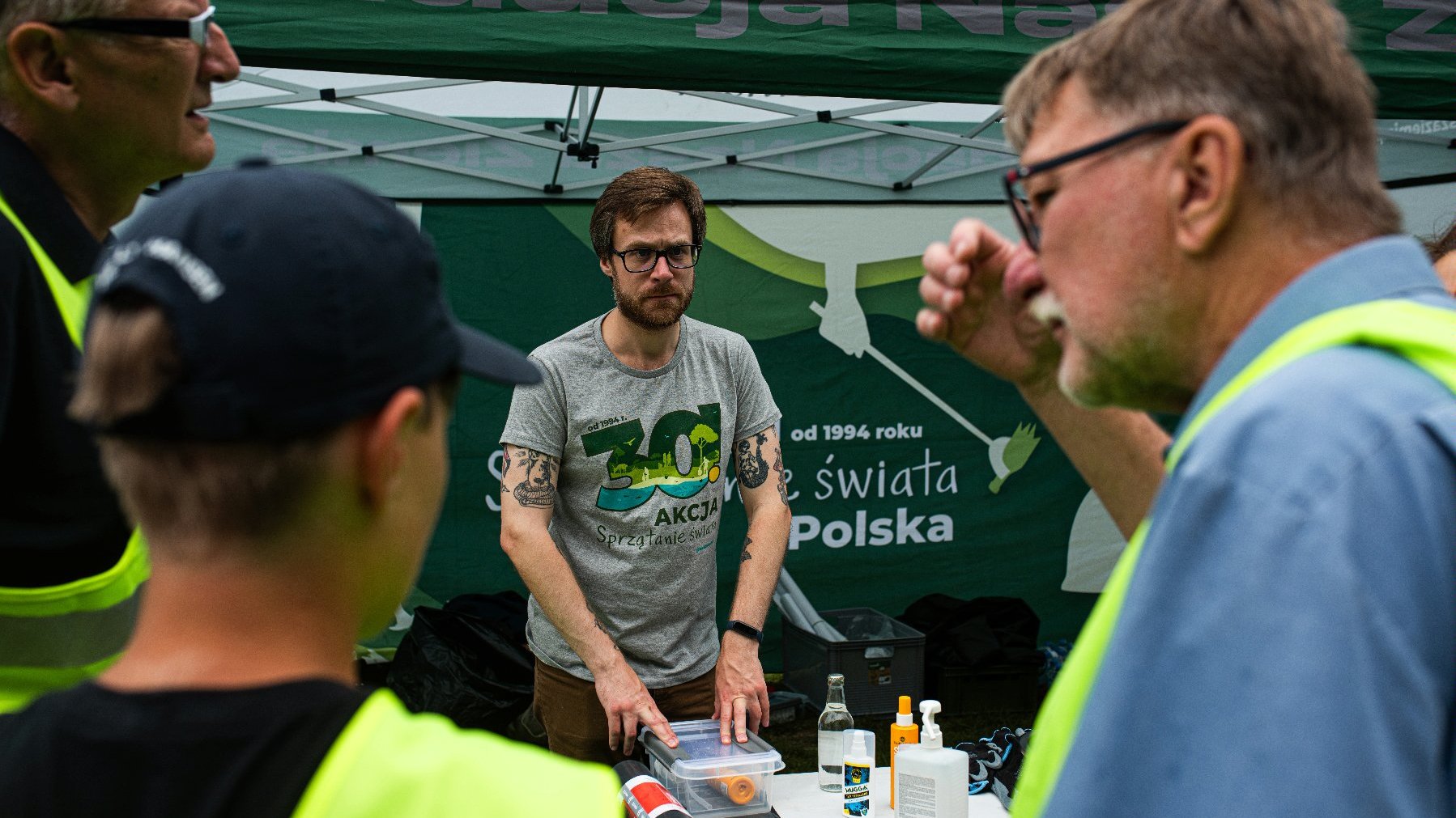 Na zdjęciu uczestnicy akcji, rozmawiają