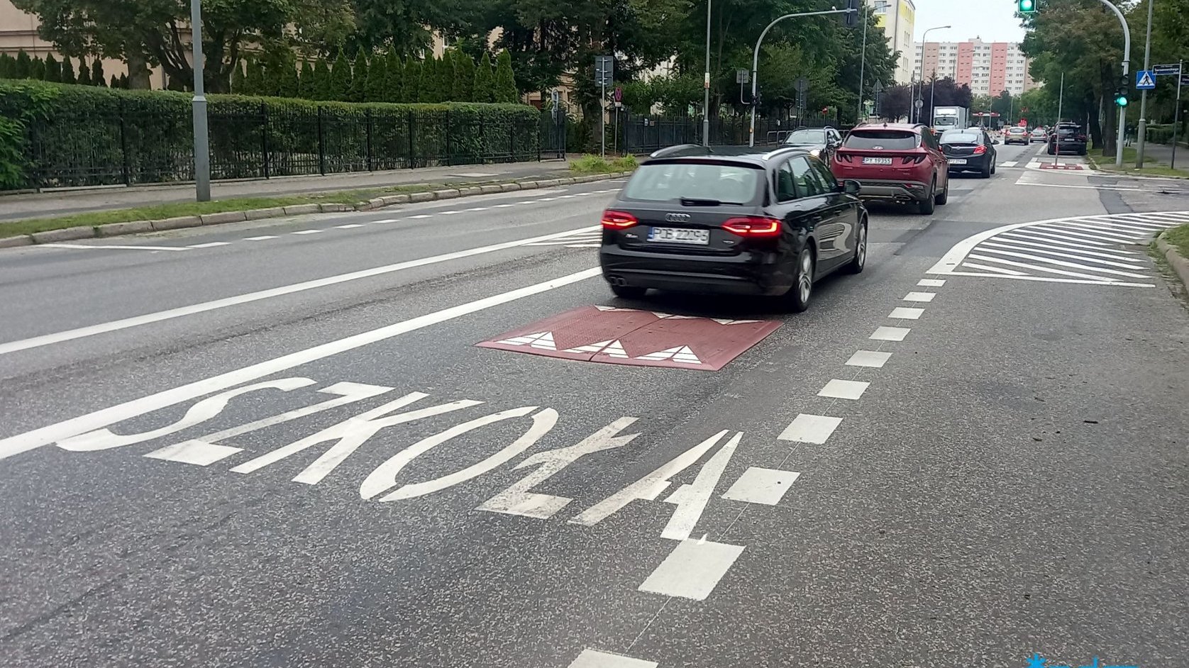 Napisz SZKOŁA na jezdni i spowalniające ruch poduszki