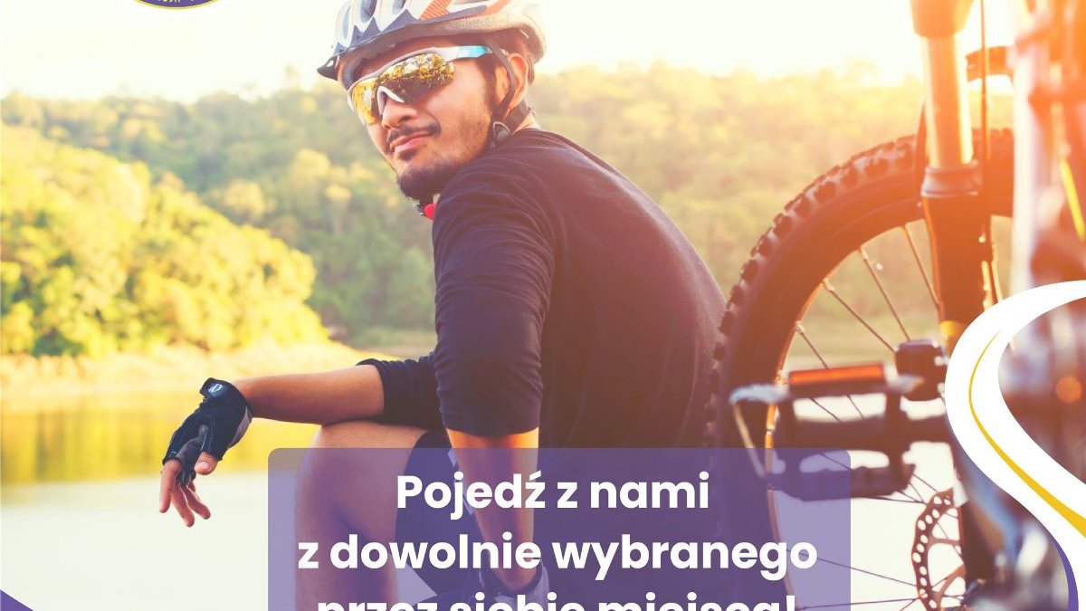 Grafika - rowerzysta siedzący nad wodą, obok rower i napis: pojedź z nami z dowolnie wybranego przez siebie miejsca