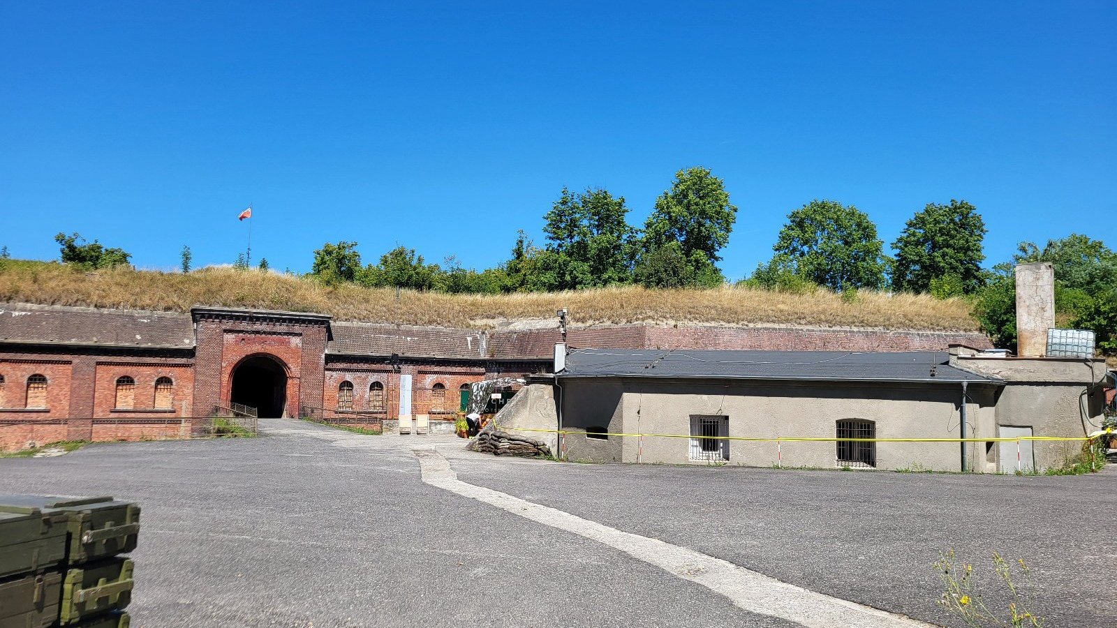 Na zdjęciu fort i stojący przy nim budynek