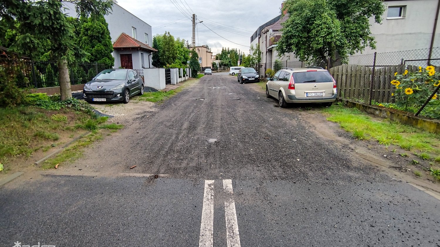 Zniszczona nawierzchnia gruntowej ulicy Mścibora