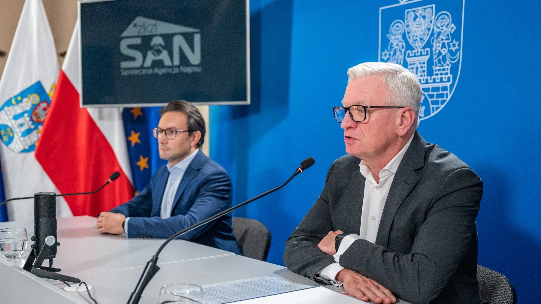 Jacek Jaśkowiak, prezydent Poznania i Tomasz Lewandowski, prezes ZKZL podczas konferencji prasowej.