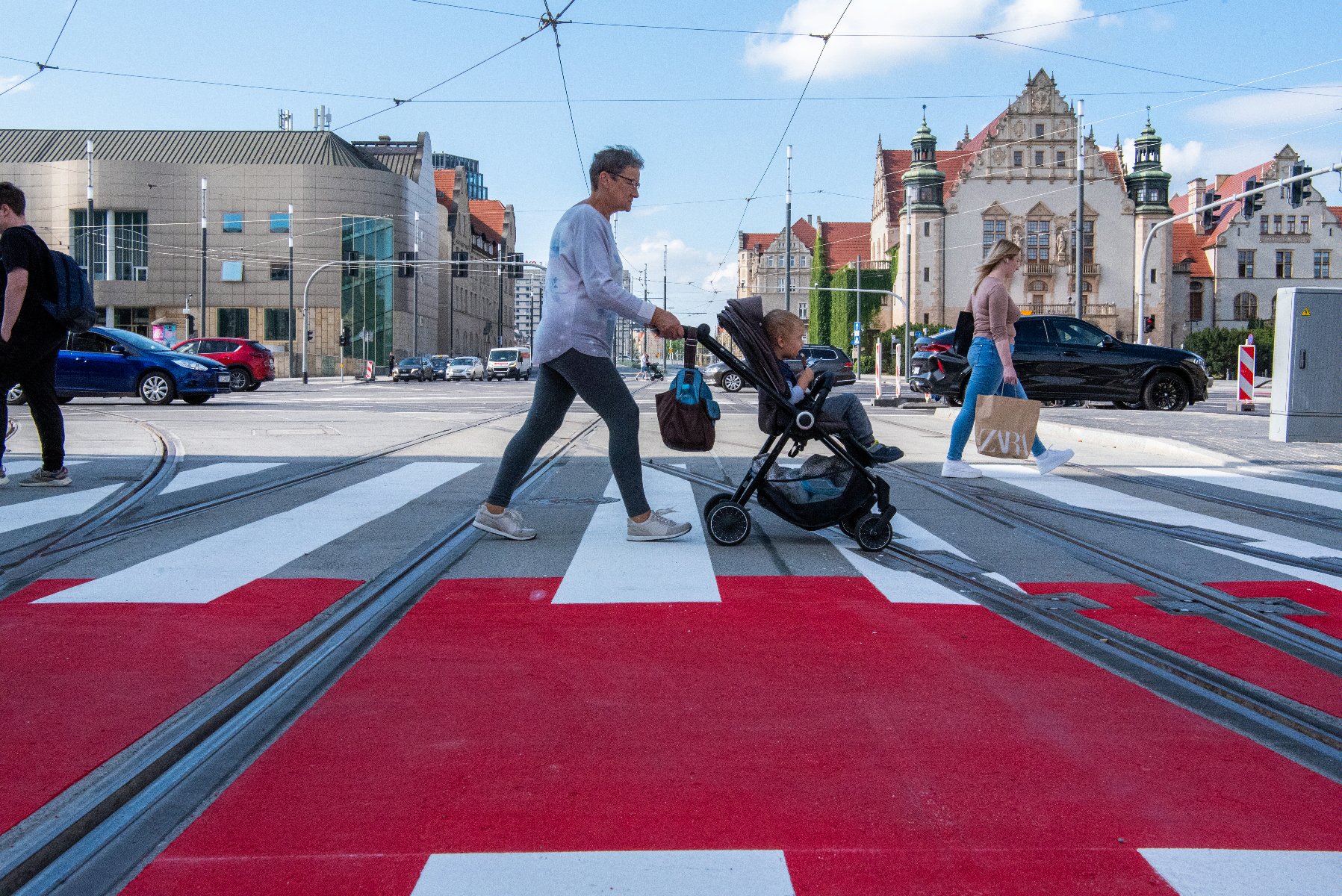 Piesi na nowym przejściu dla pieszych przy ul. Św. Marcin - grafika artykułu