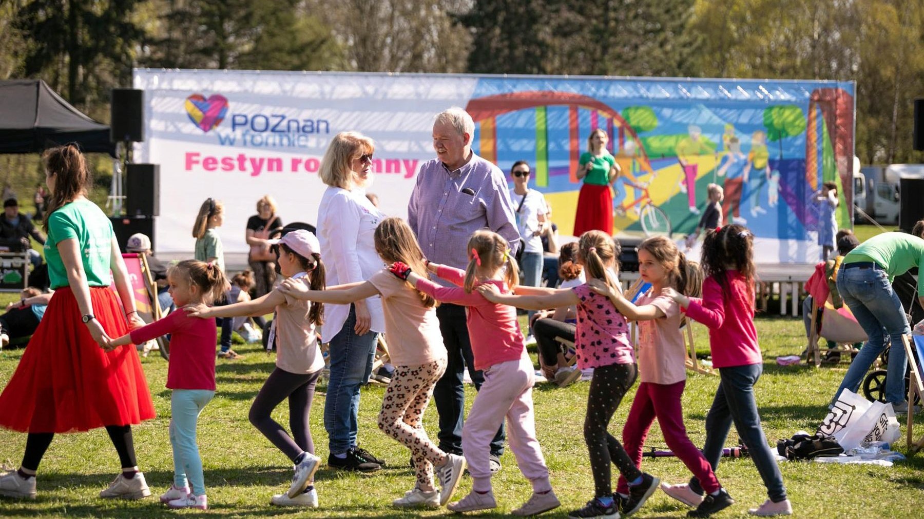 Na zdjęciu ludzie na festynie