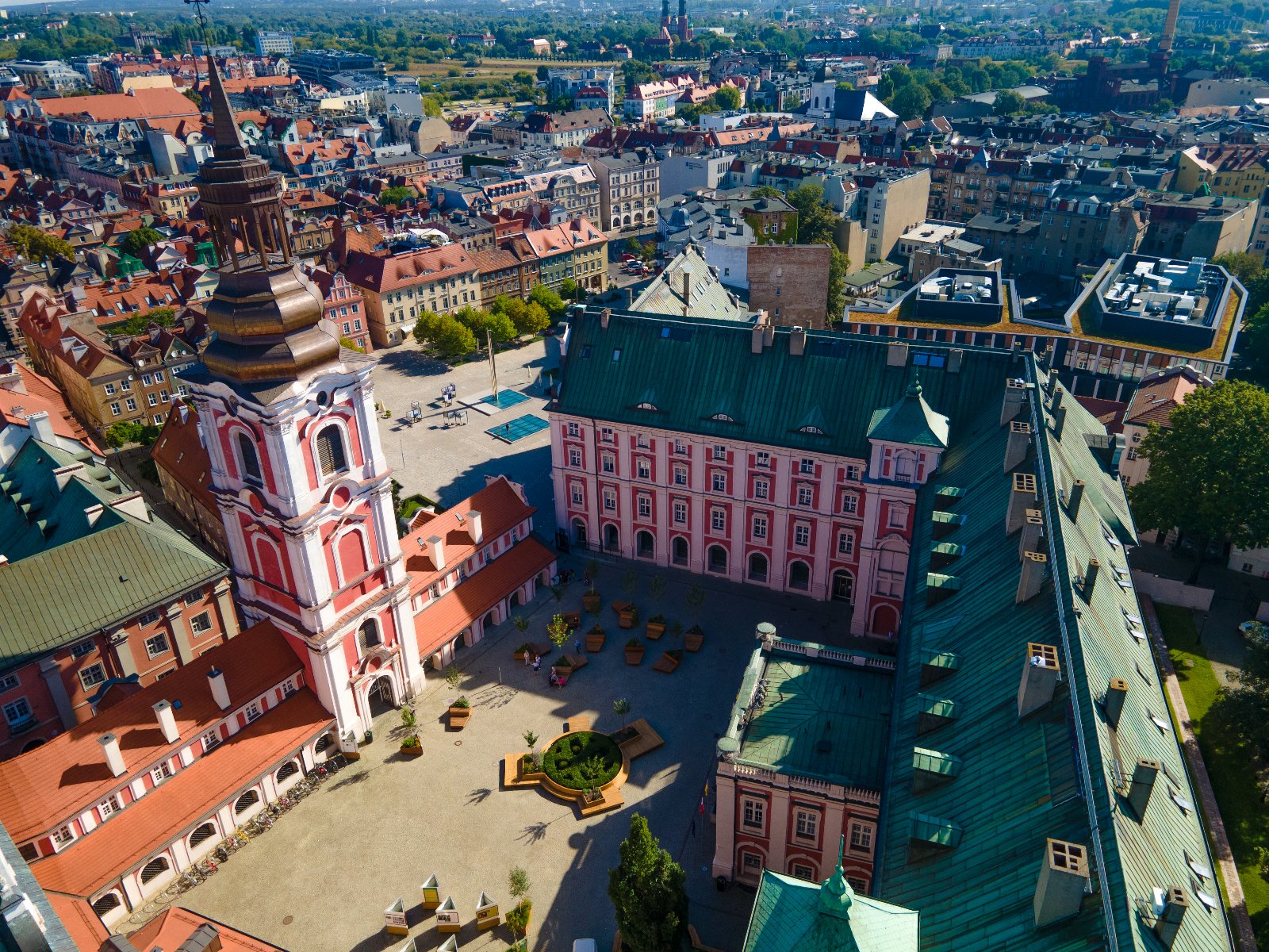 Na zdjęciu widok z góry na wolny dziedziniec urzędu miasta - grafika artykułu