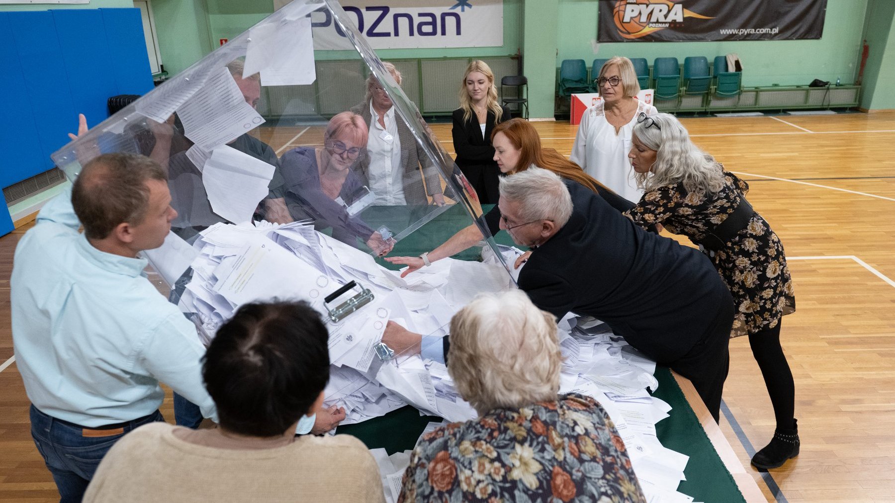 Galeria zdjęć przedstawia wysypywanie i liczenie głosów z urn w hali POSiR na Chwiałce.