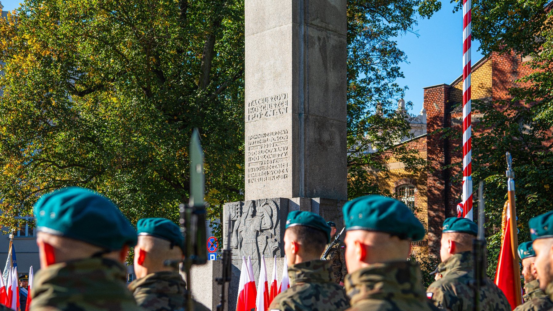 Na zdjęciu żołnierze stojący pod pomnikiem