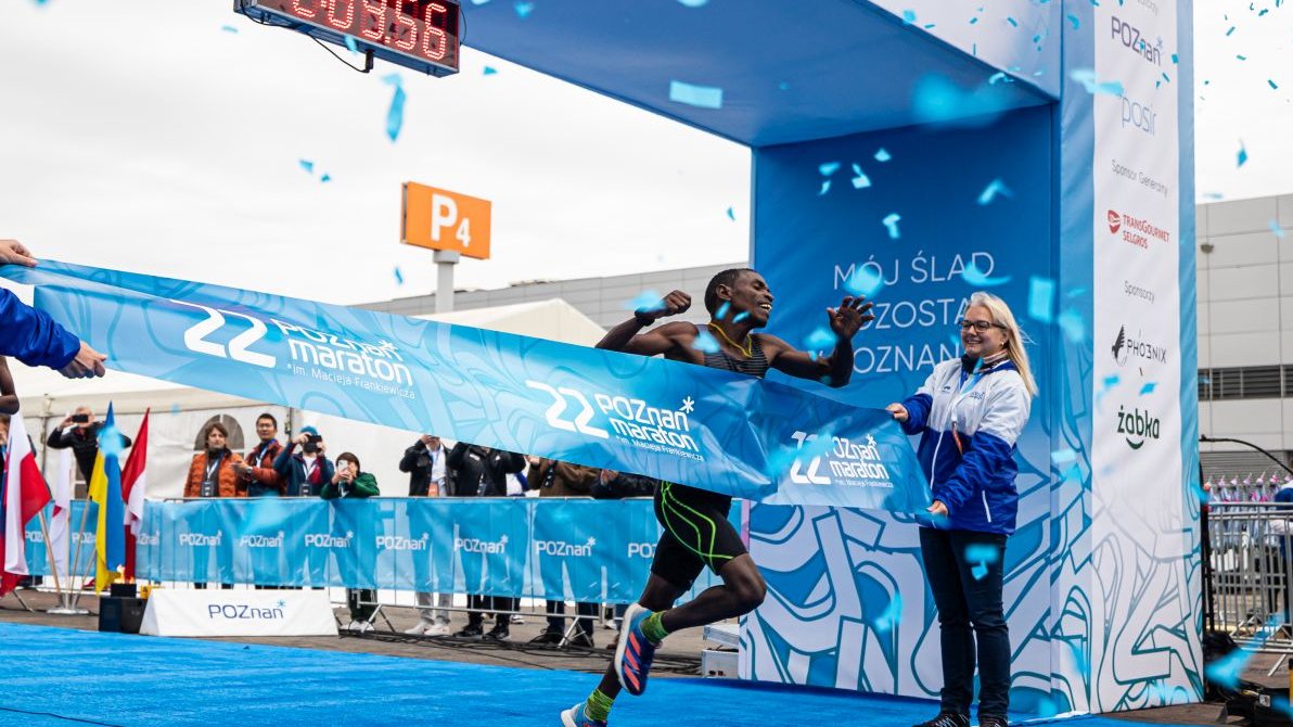 Zwycięzca 22. Poznań Maratonu Petro Mamu Shaku z Erytrei przekacza metę