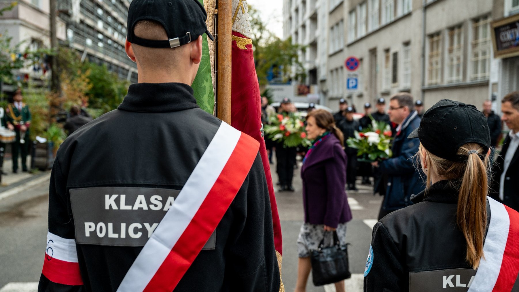 Galeria zdjęć przedstawia obchody rocznicy wybuchu Powstania Węgierskiego, podczas których złożono kwiaty pod tablicami upamiętniającymi Pétera Mansfelda i Romka Strzałkowskiego.