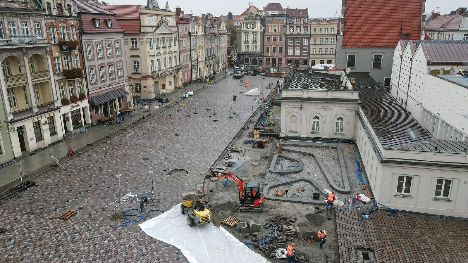 Na zdjęciu układanie kostki na rynku, widok z lotu ptaka