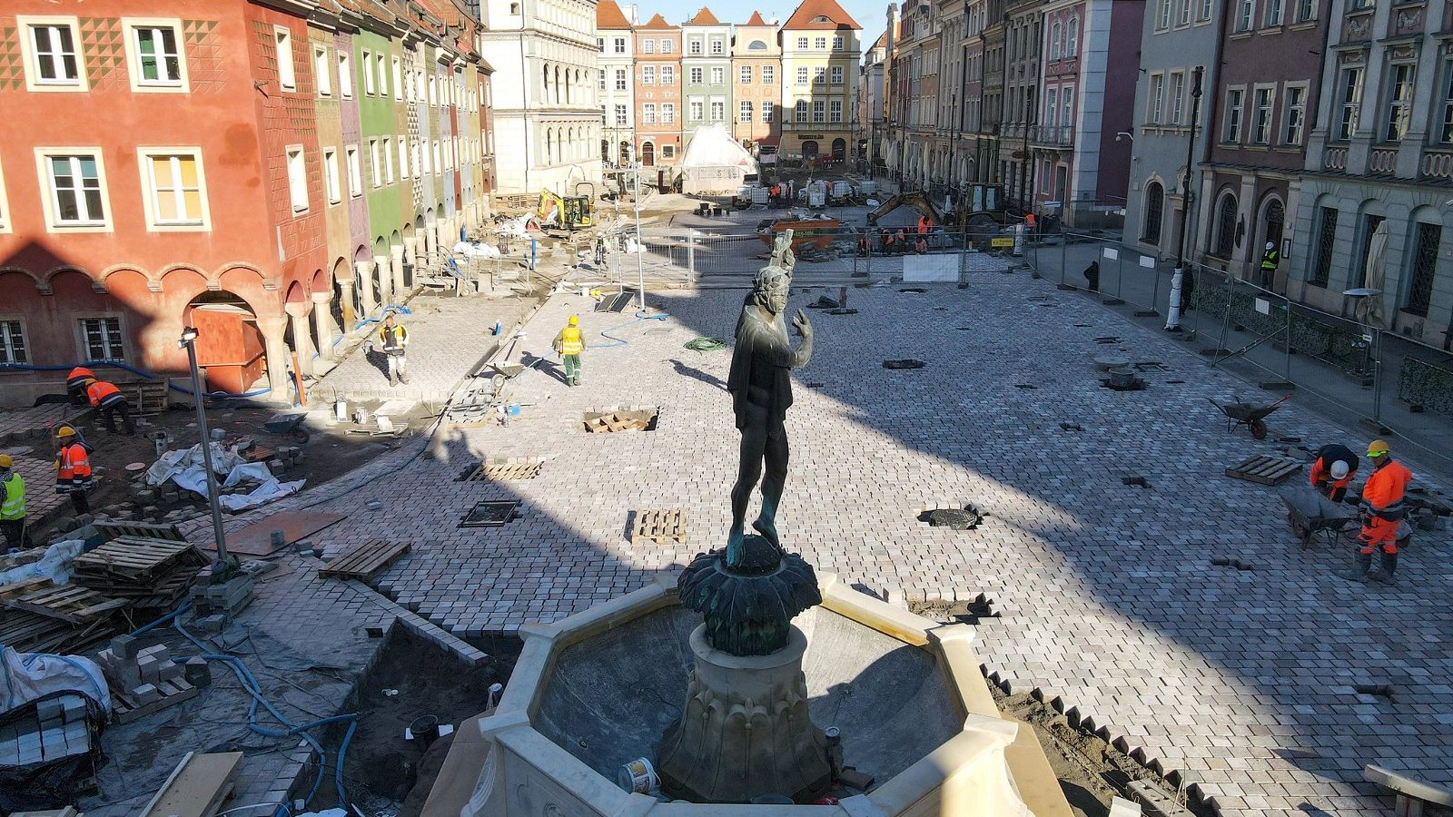 Na zdjeciu Stary Rynek widziany z lotu ptaka, na pierwszym planie fontanna