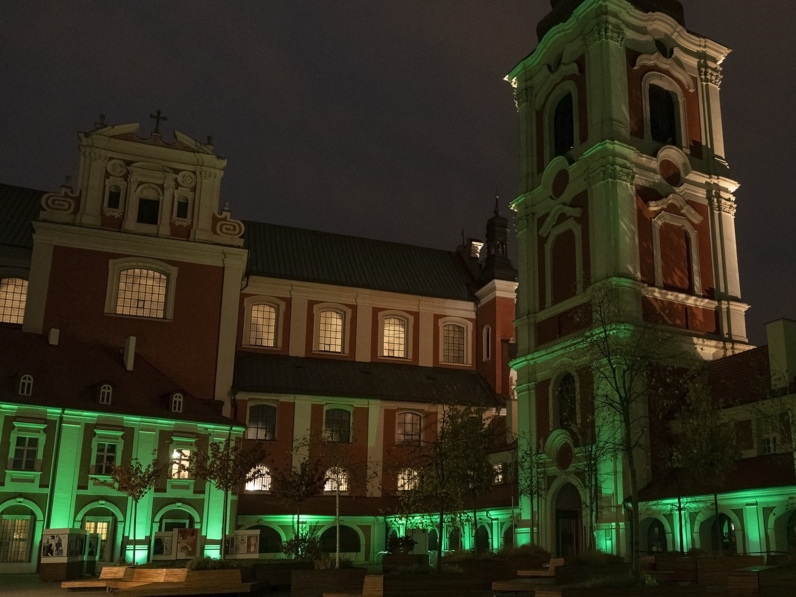 Na zdjęciu plac Koegiacki, dziedziniec podświetlony na zielono - grafika artykułu