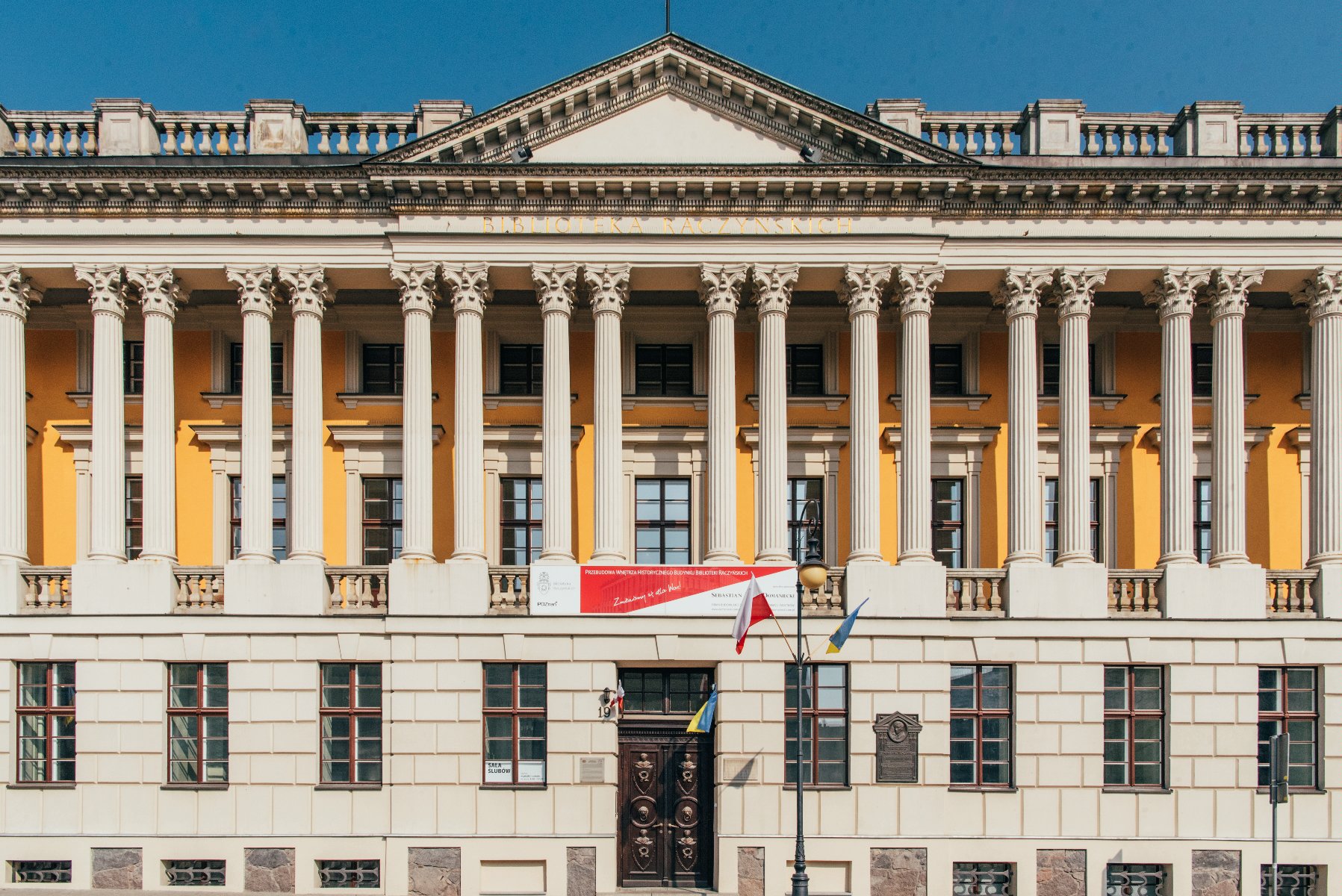 Na zdjęciu budynek Biblioteki Raczyńskich - widać fasadę - grafika artykułu