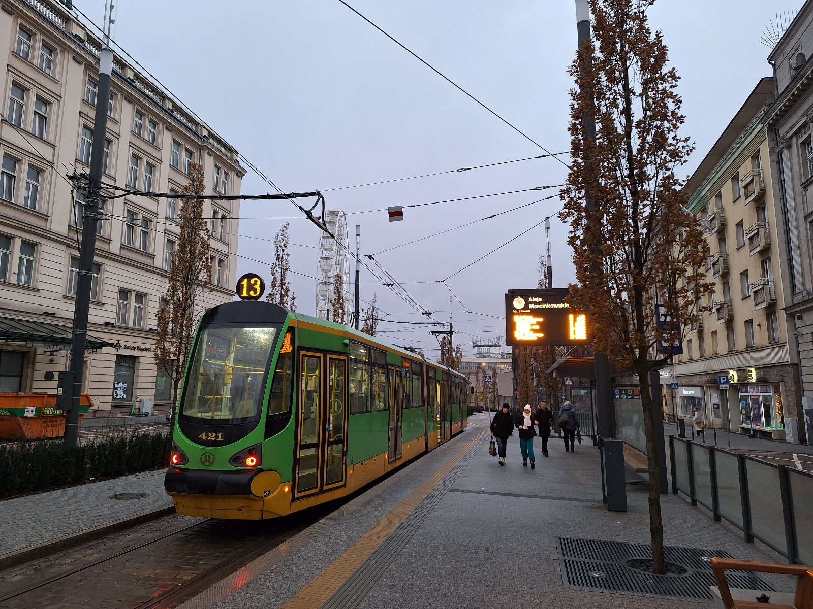 Galeria zdjęć tramwajów jadących w centrum - grafika artykułu