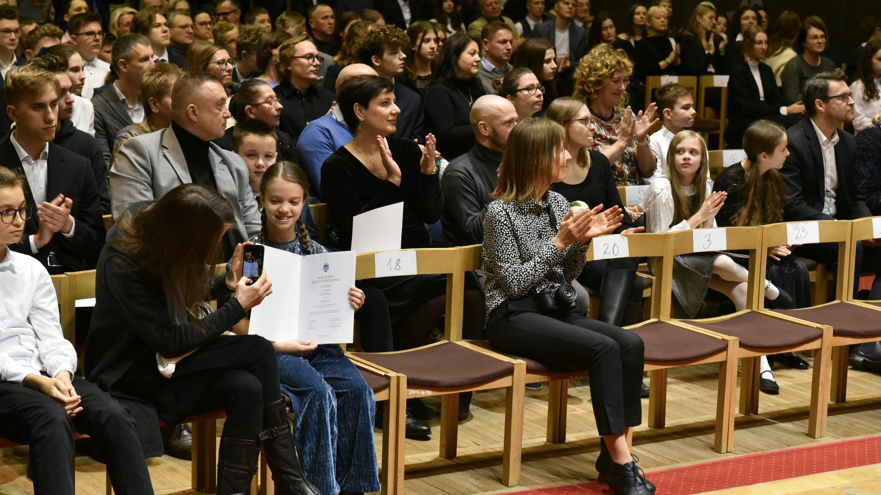 Zdjęcie przedstawia wręczanie nagród.