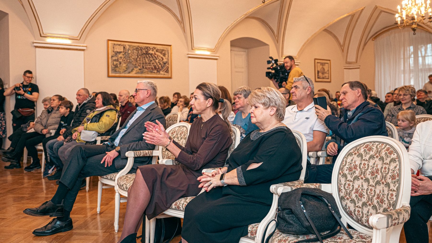 Na zdjęciu Sala Biała, w niej siedzący ludzie