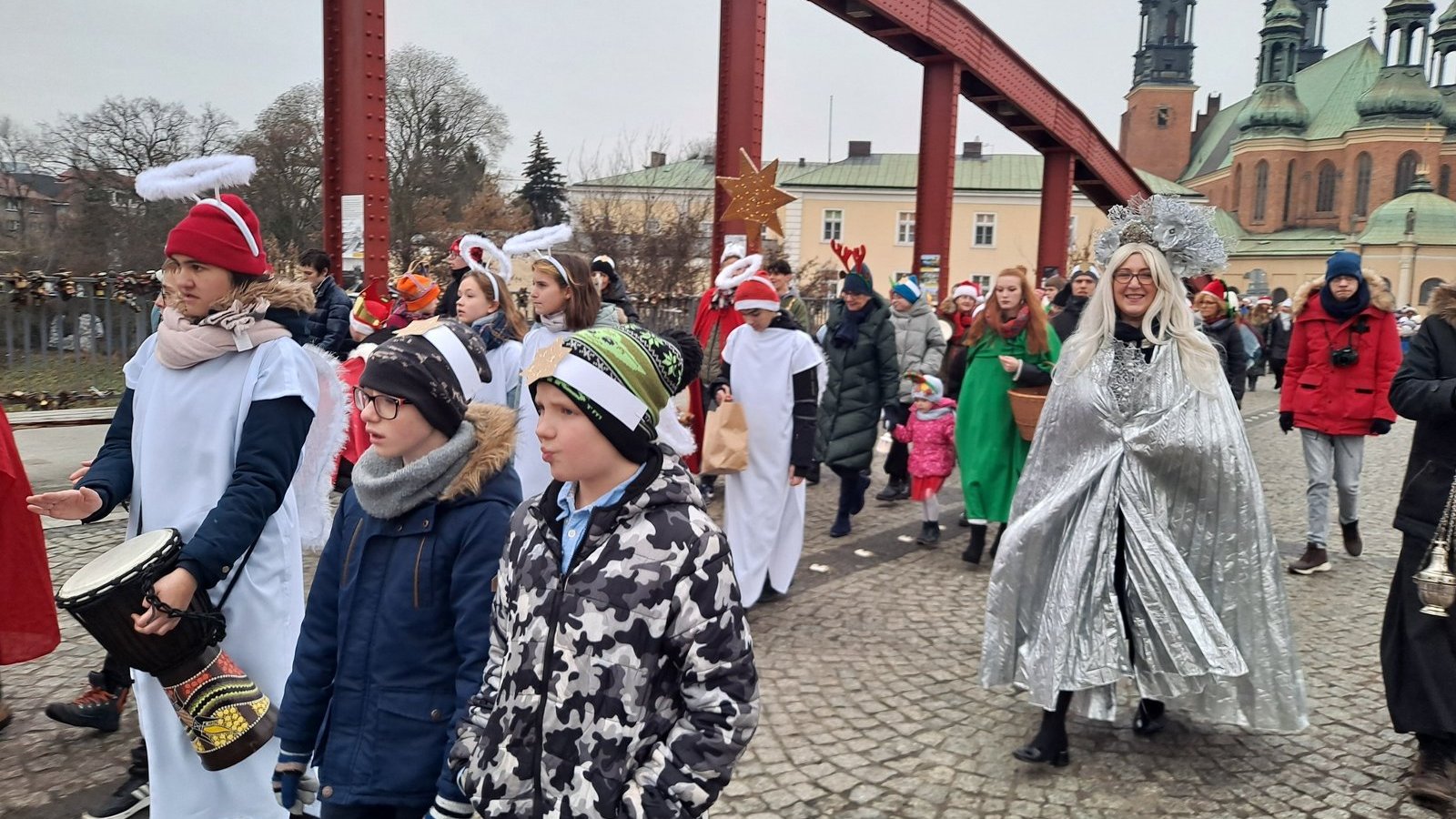 Zdjęcie przedstawia uczestników korowodu na Moście Jordana.