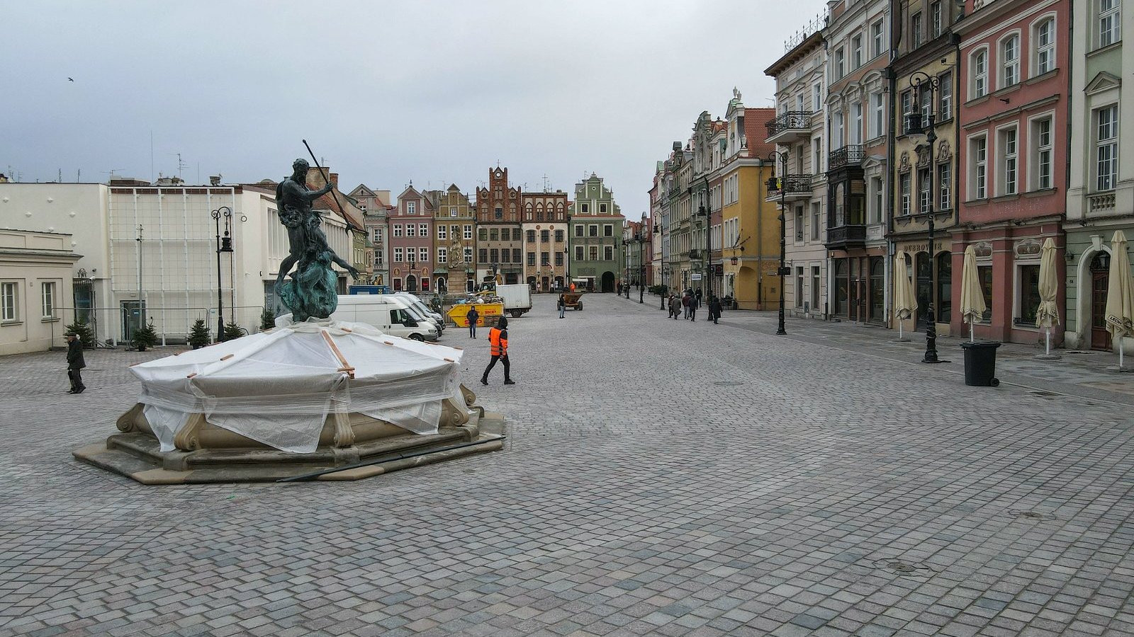 Galeria zdjęć ze Starego Rynku z nową nawierzchnią, drzewami i oświetleniem