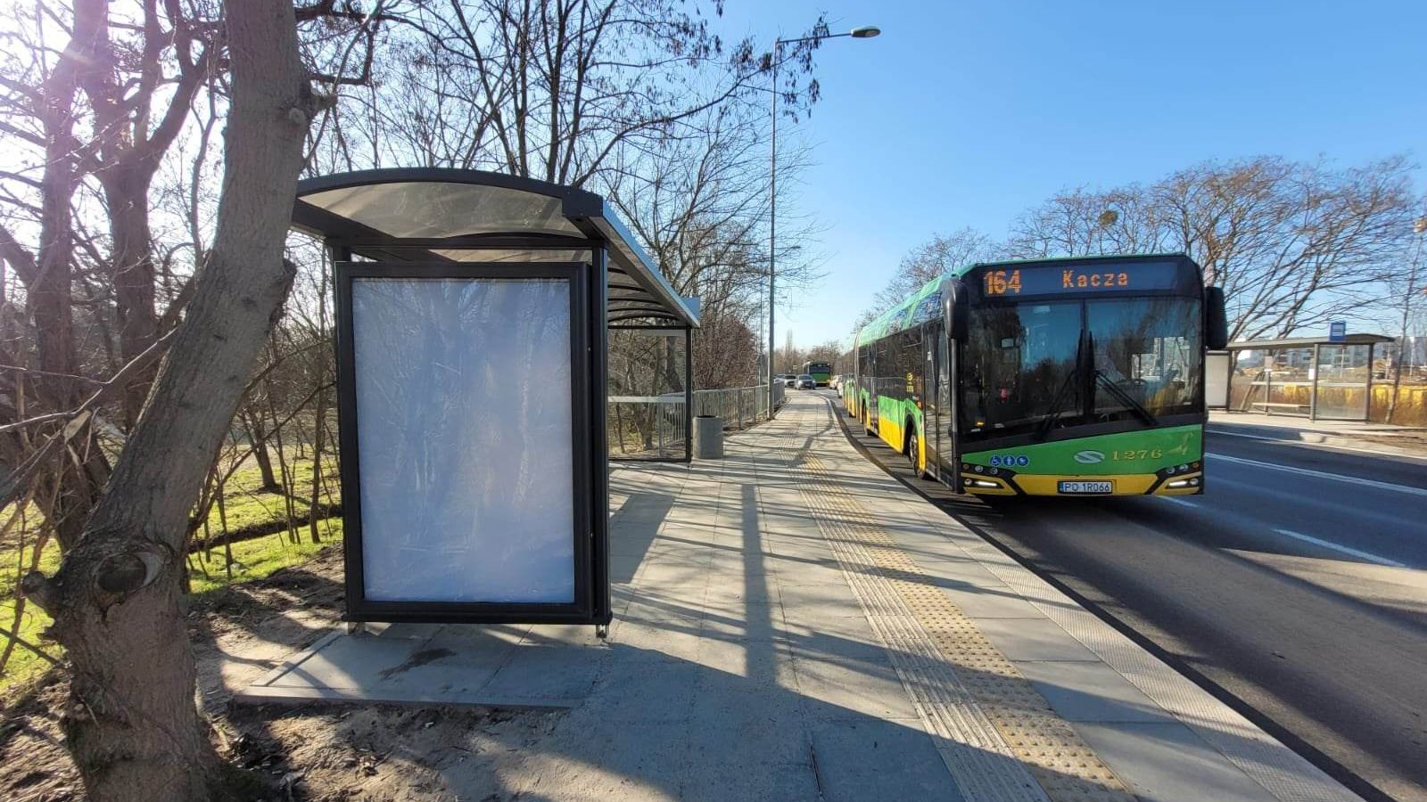 Zdjęcie przedstawia autobus na przystanku.