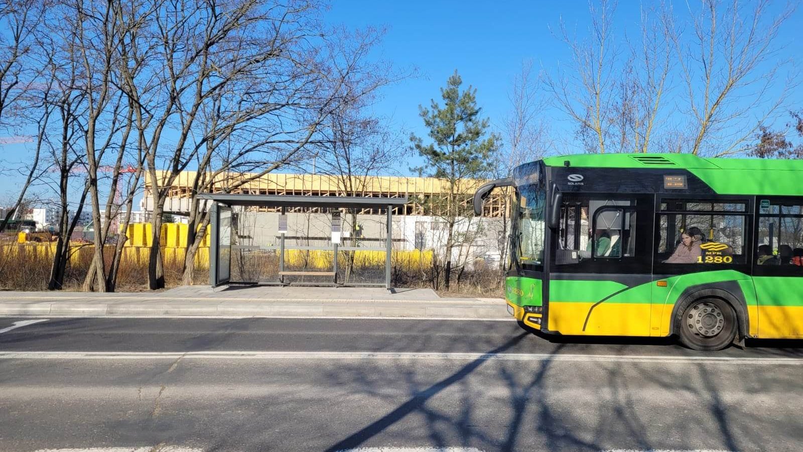 Zdjęcie przedstawia autobus na przystanku.