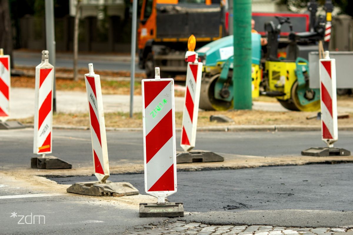 Zdjęcie ulic, na której prowadzone są prac z wygrodzeniem - grafika artykułu