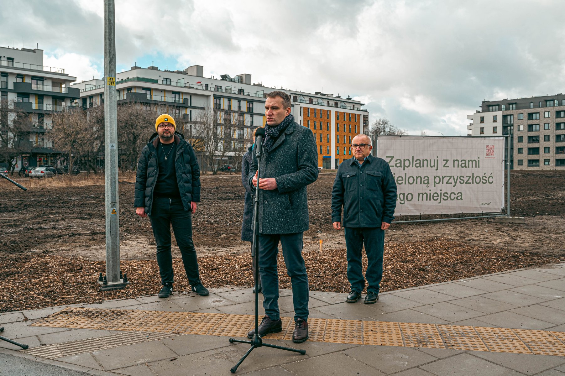 Galeria zdjęć przedstawia konferencję prasową poświęconą powstaniu parku na Łacinie. Na pierwszym planie widać grupę osób, w tle bloki i teren, na którym ma powstać park. - grafika artykułu