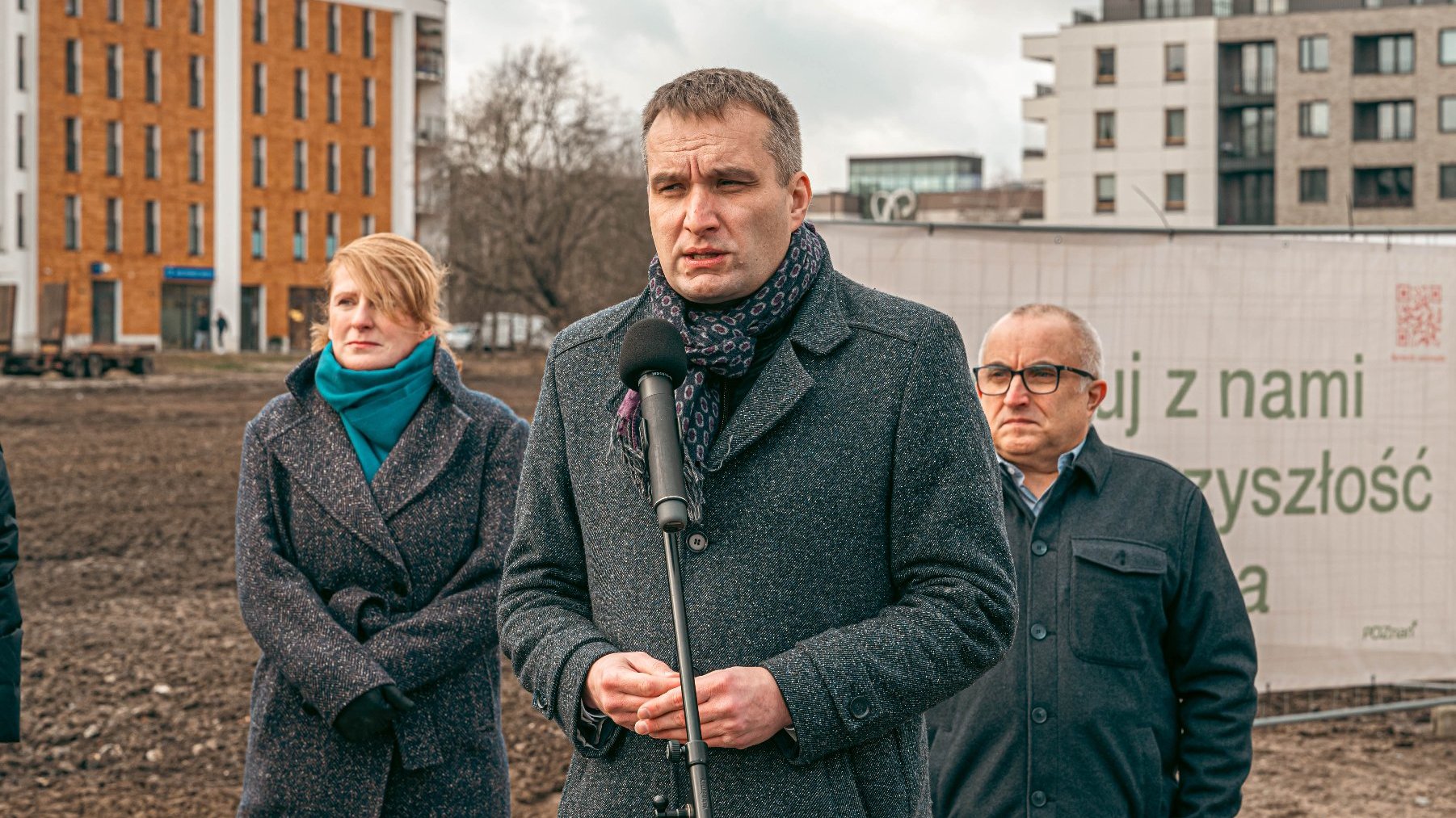 Galeria zdjęć przedstawia konferencję prasową poświęconą powstaniu parku na Łacinie. Na pierwszym planie widać grupę osób, w tle bloki i teren, na którym ma powstać park.