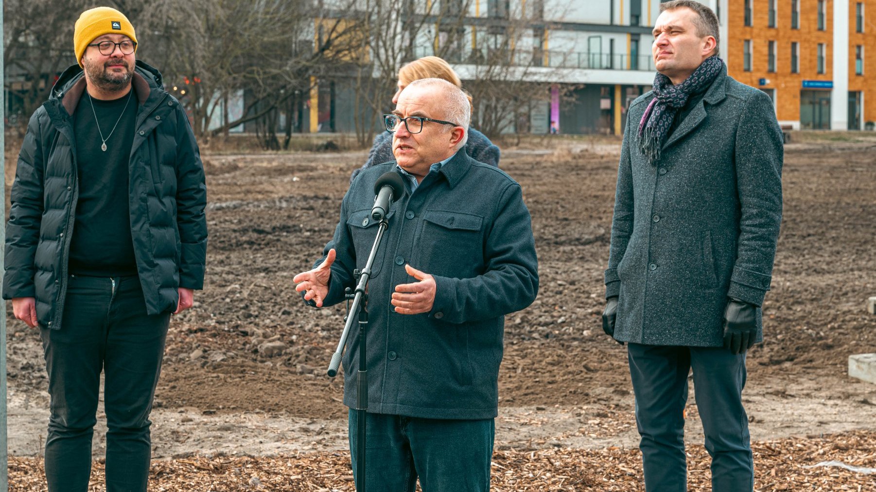 Galeria zdjęć przedstawia konferencję prasową poświęconą powstaniu parku na Łacinie. Na pierwszym planie widać grupę osób, w tle bloki i teren, na którym ma powstać park.